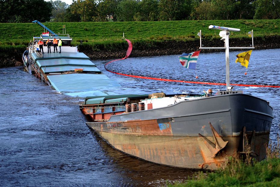 930x620, 305 Kb / Баржа, канал