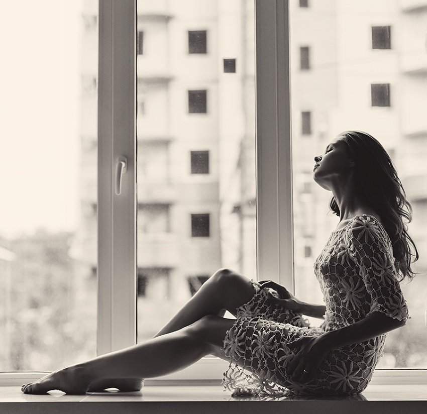 850x824, 96 Kb / девушка, окно, платье, сетка, ч/б