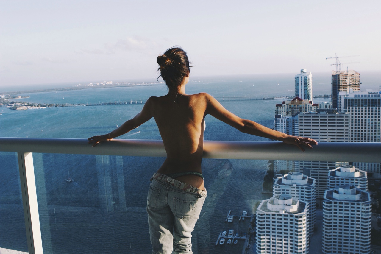 1280x853, 330 Kb / балкон, стринги, небоскребы, топлесс, джинсы, брюнетка