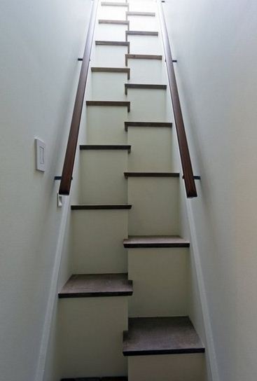 367x544, 17 Kb / Лестница, перила, выключатель