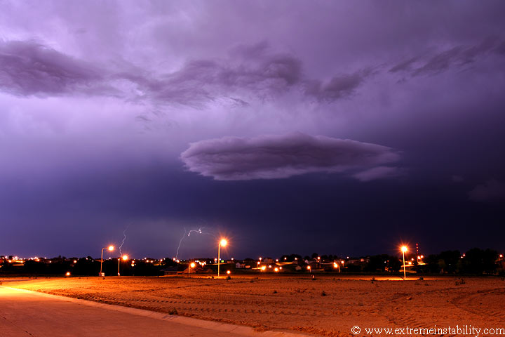 720x480, 47 Kb / молнии, фонари, облака