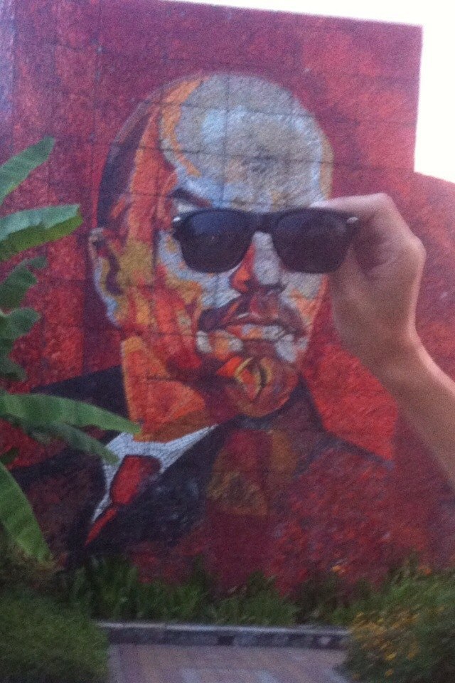 640x960, 144 Kb / ленин, очки, барельеф, мозаика