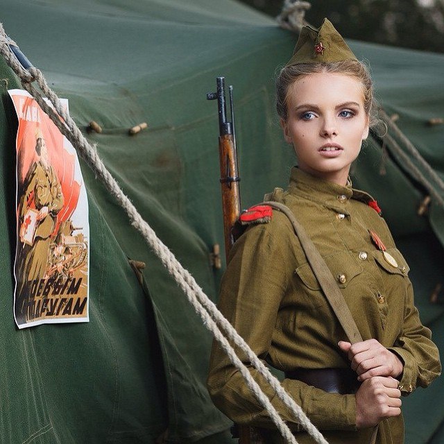 640x640, 101 Kb / девушка, солдат, плакат, винтовка, пилотка