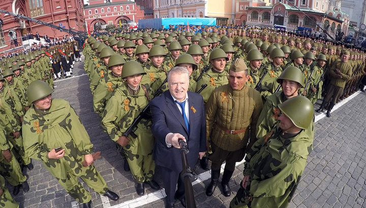 720x409, 137 Kb / Жириновский, селфи-палка,  солдаты