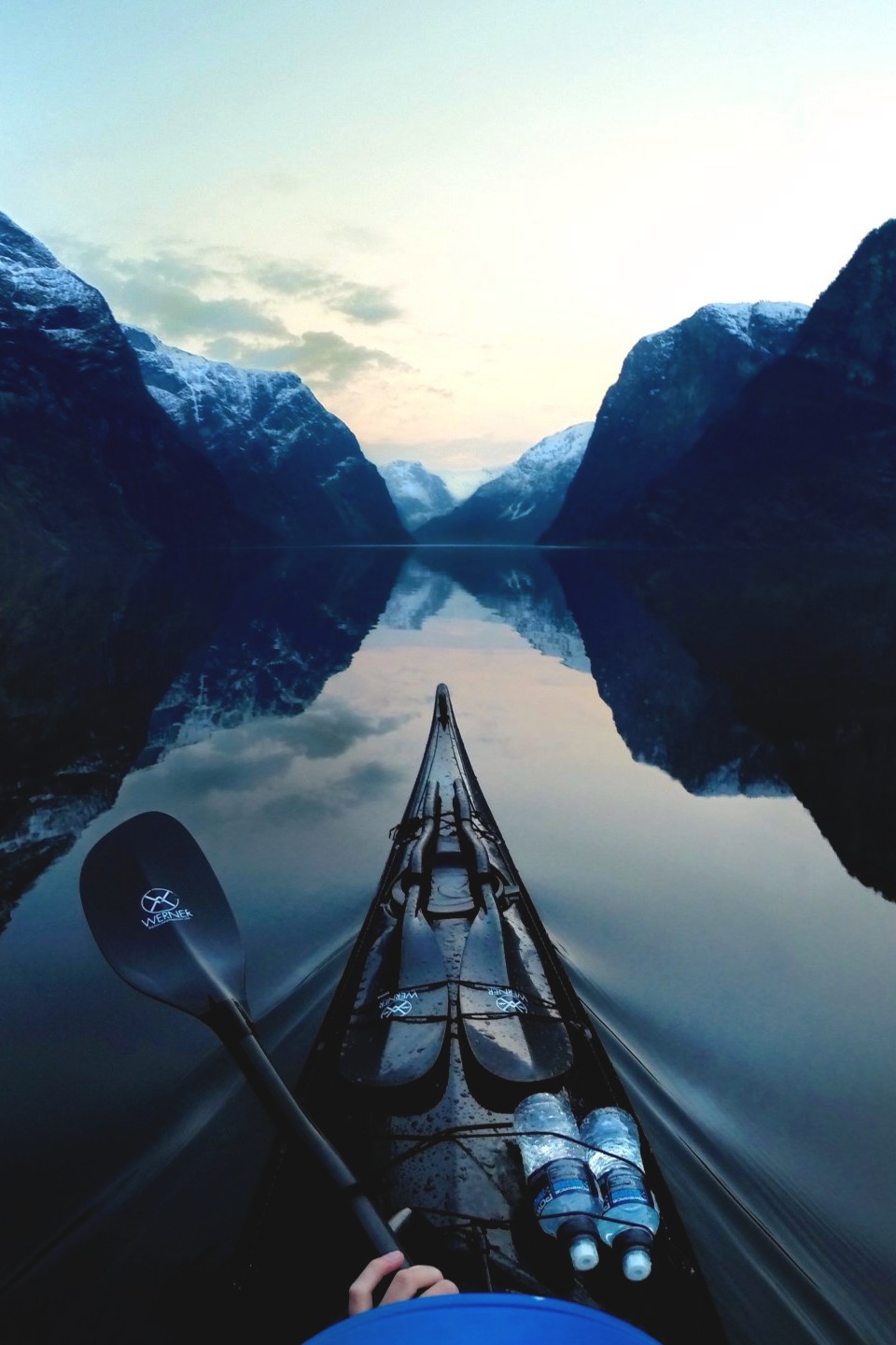 960x1440, 173 Kb / горы, каноэ, весло, бутылки