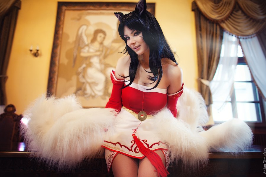 900x600, 92 Kb / League of Legends, косплей, ушки, Ahri, Timofeev, Рина Дельвиг, окно, шторы, картина