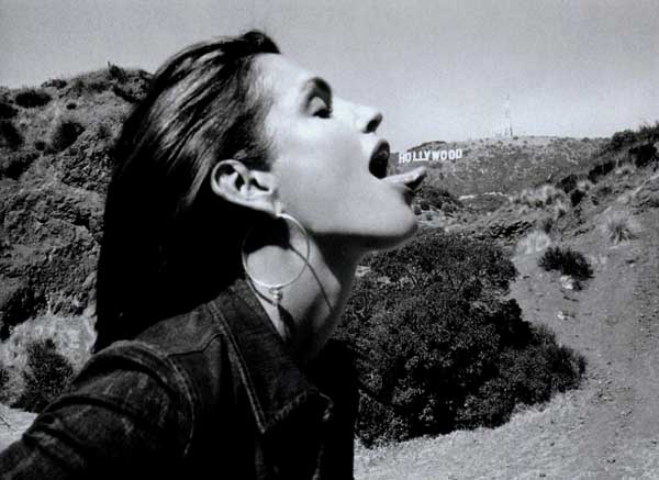 600x437, 63 Kb / девушка, язык, голливуд, ч/б