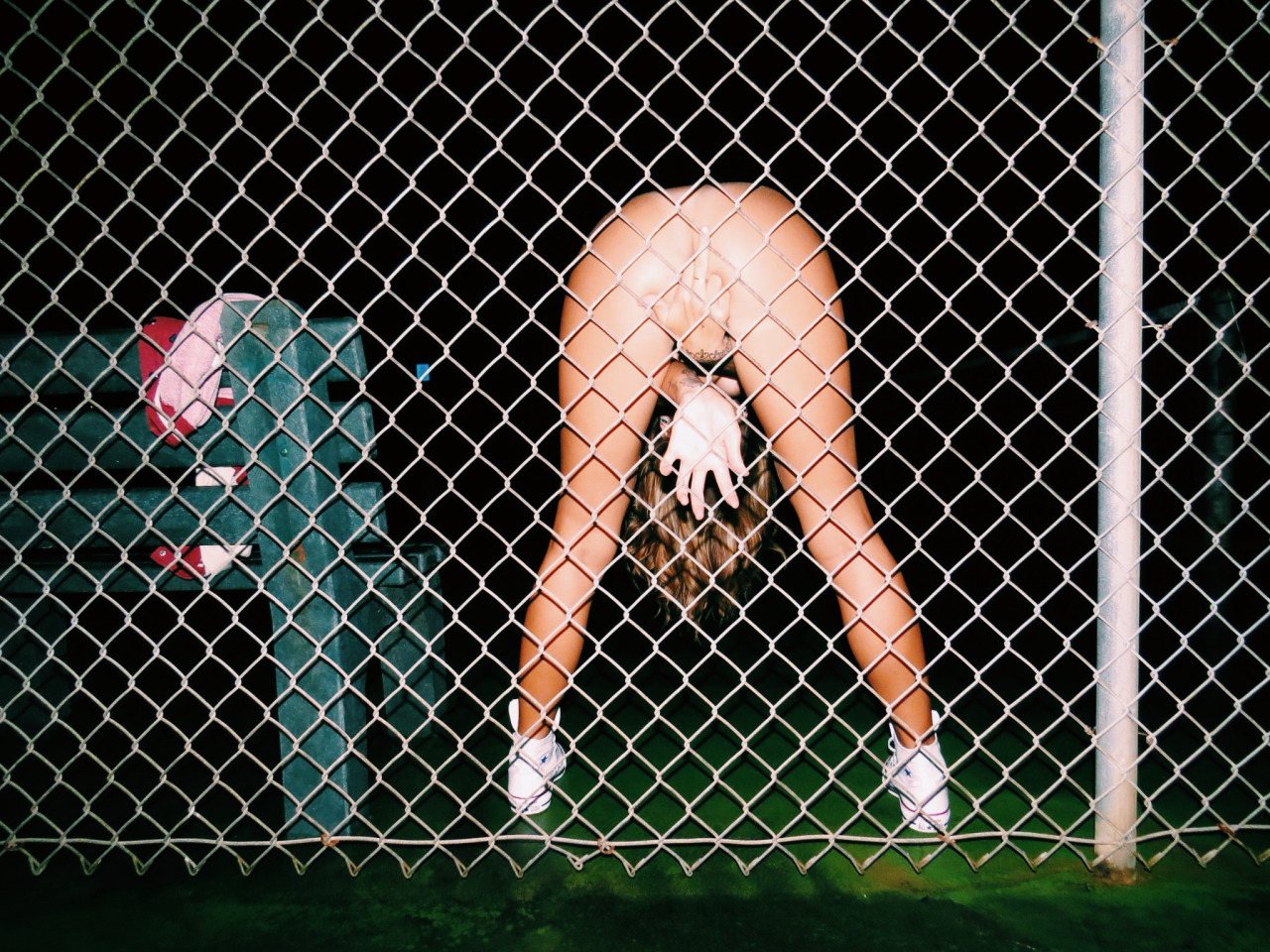 1280x960, 344 Kb / сетка, забор, фак, голая, скамейка