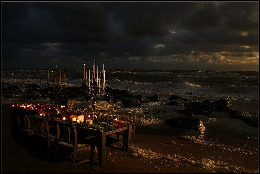 906x607, 107 Kb / берег, стол, свечи, облака