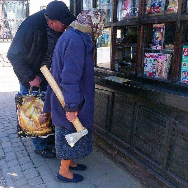 604x604, 104 Kb / бабка, дед, киоск, топор