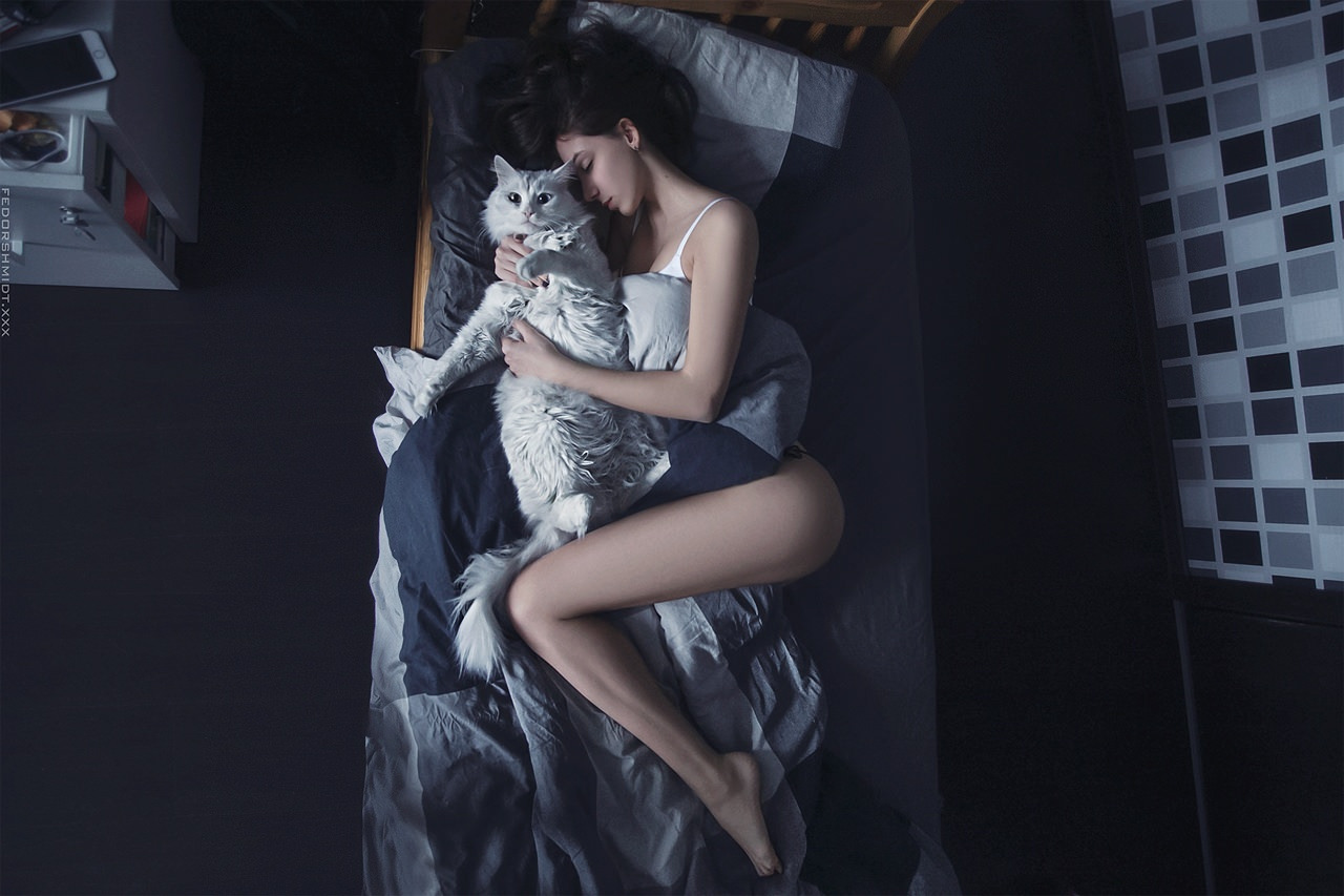 1280x853, 195 Kb / кровать, подушка, одеяло, смартфон, тумбочка, Shmidt