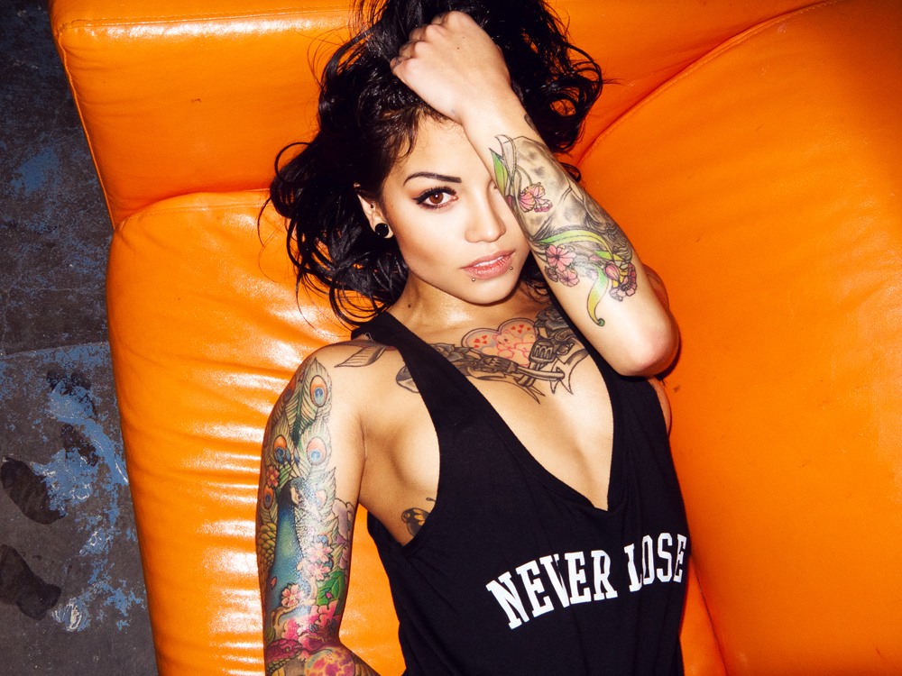 1000x750, 217 Kb / оранжевый, диван, тату, брюнетка, майка, бабочка, сердце