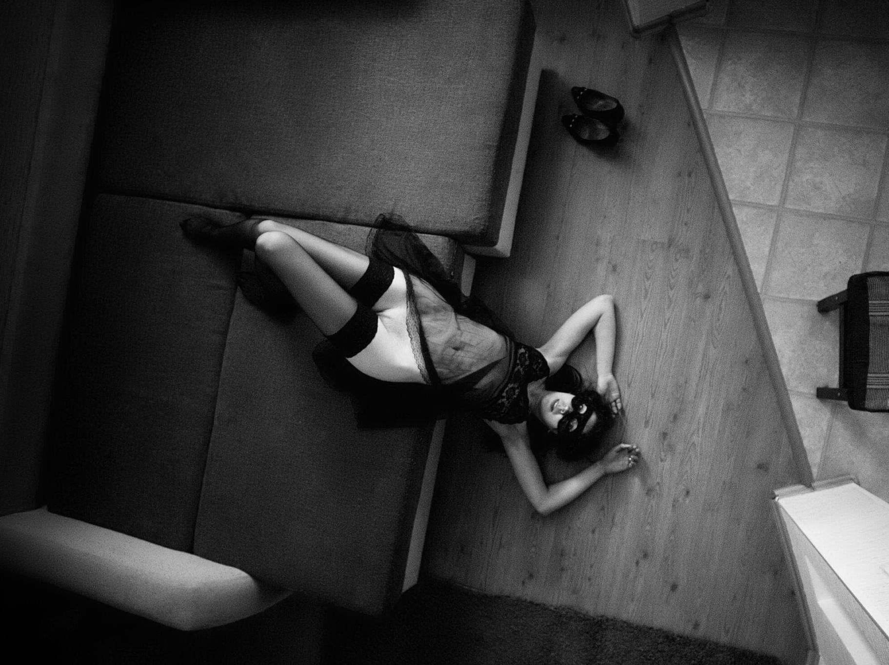 1823x1365, 284 Kb / ч/б, чулки, диван, маска, брюнетка, сверху