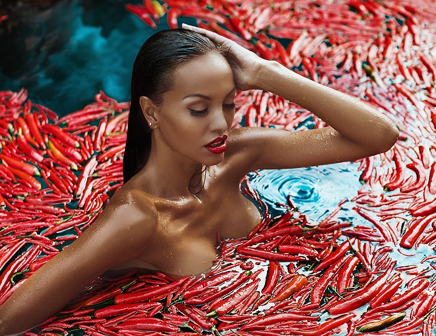 900x694, 237 Kb / перец, чили, брюнетка, горячая