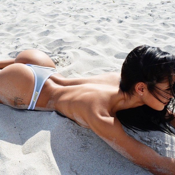 604x604, 99 Kb / песок, брюнетка, пляж, тату, топлесс, попа