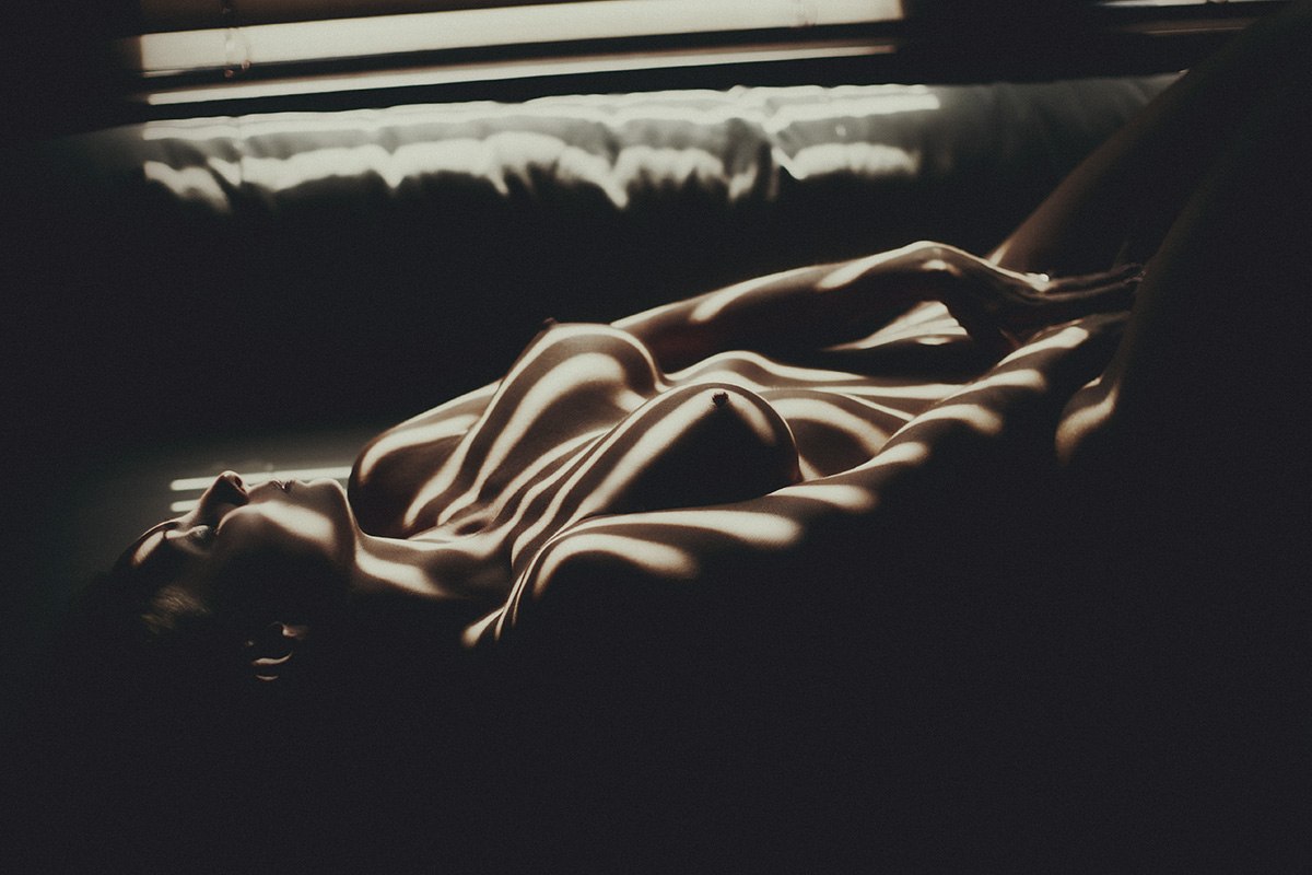 1200x800, 118 Kb / тень, жалюзи, полоски, ню, грудь