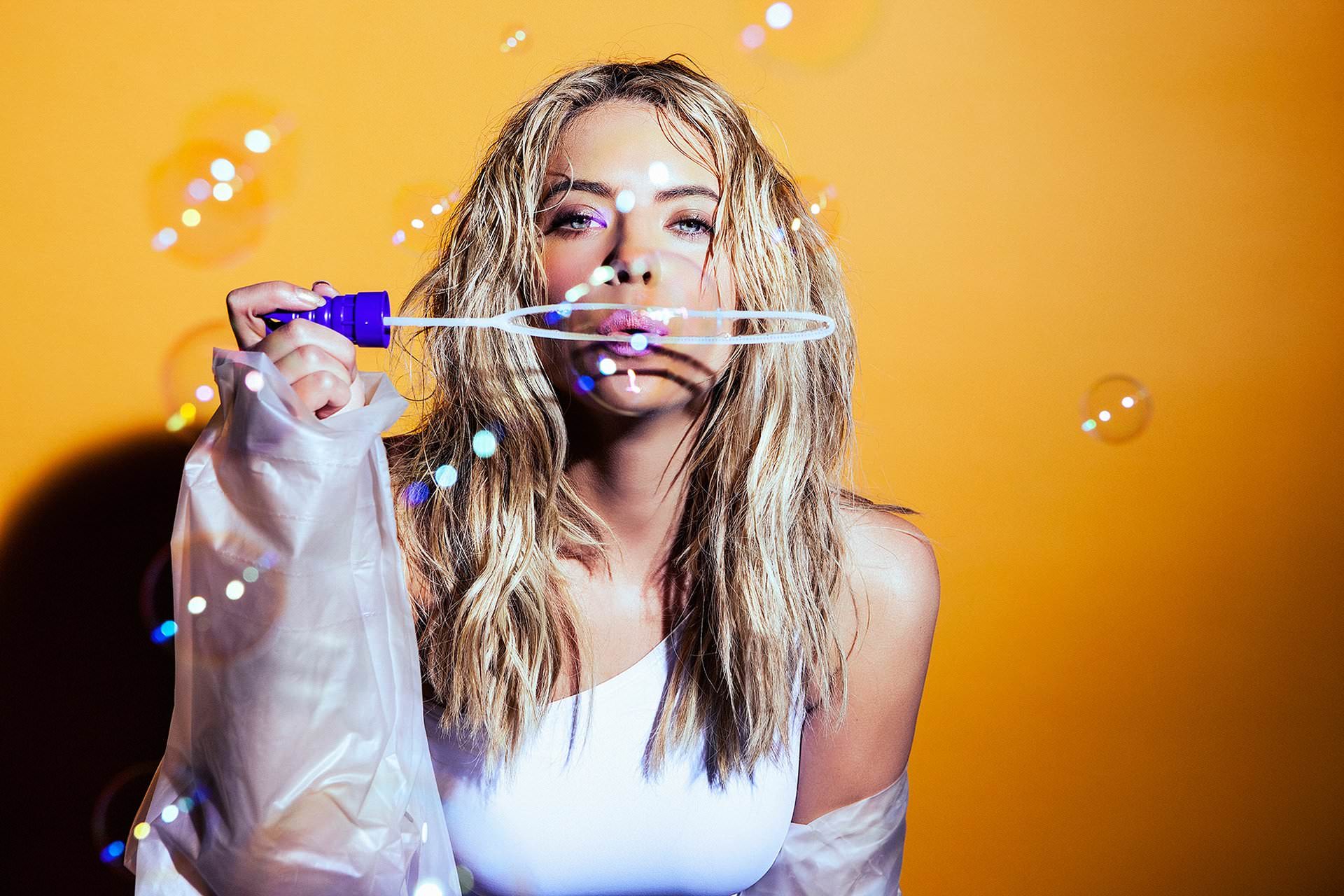 1920x1280, 312 Kb / Эшли Бенсон, блондинка, девушка, мыльные пузыри