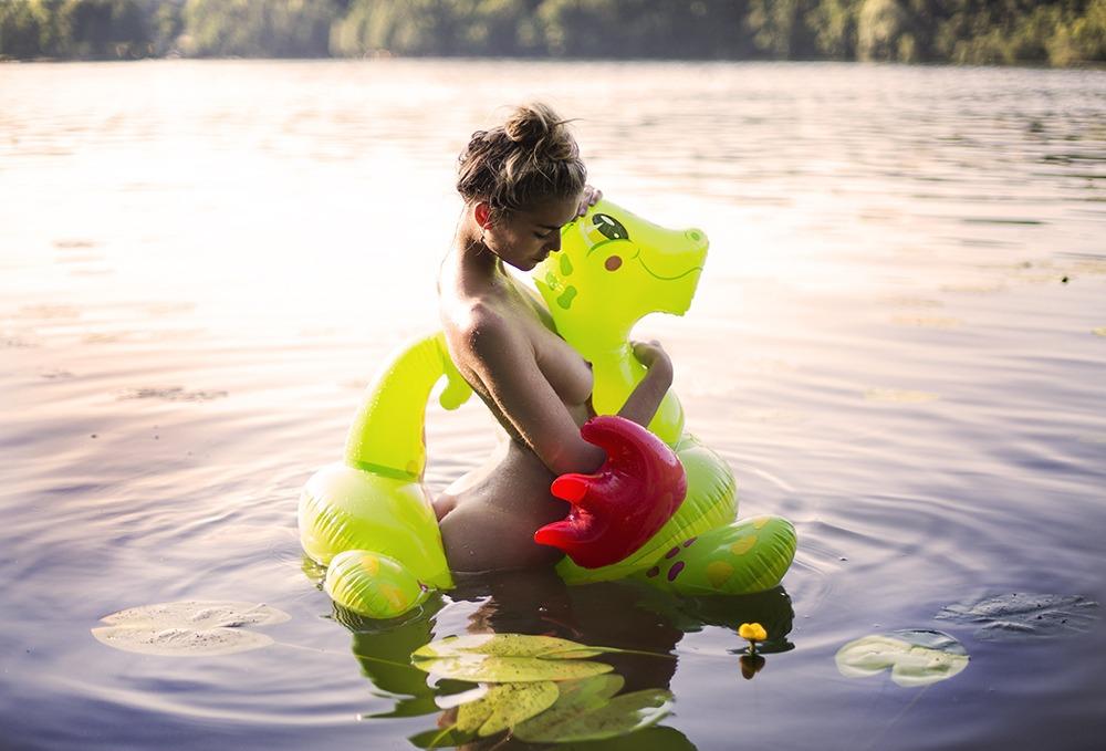 1000x679, 70 Kb / Надувной, динозавр, вода, озеро, лист, кувшинки