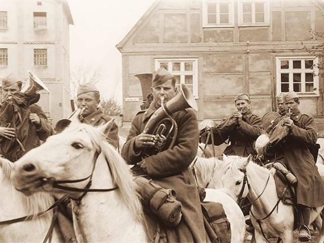 640x480, 65 Kb / оркестр, лошадь, марш, победа, 1945