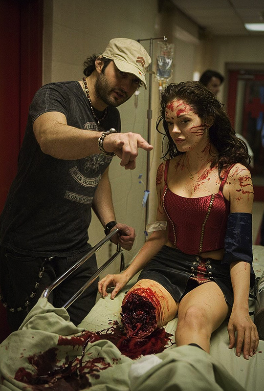 540x800, 215 Kb / планета страха,  роуз макгоуэн, авария, культя, Роберт Родригес