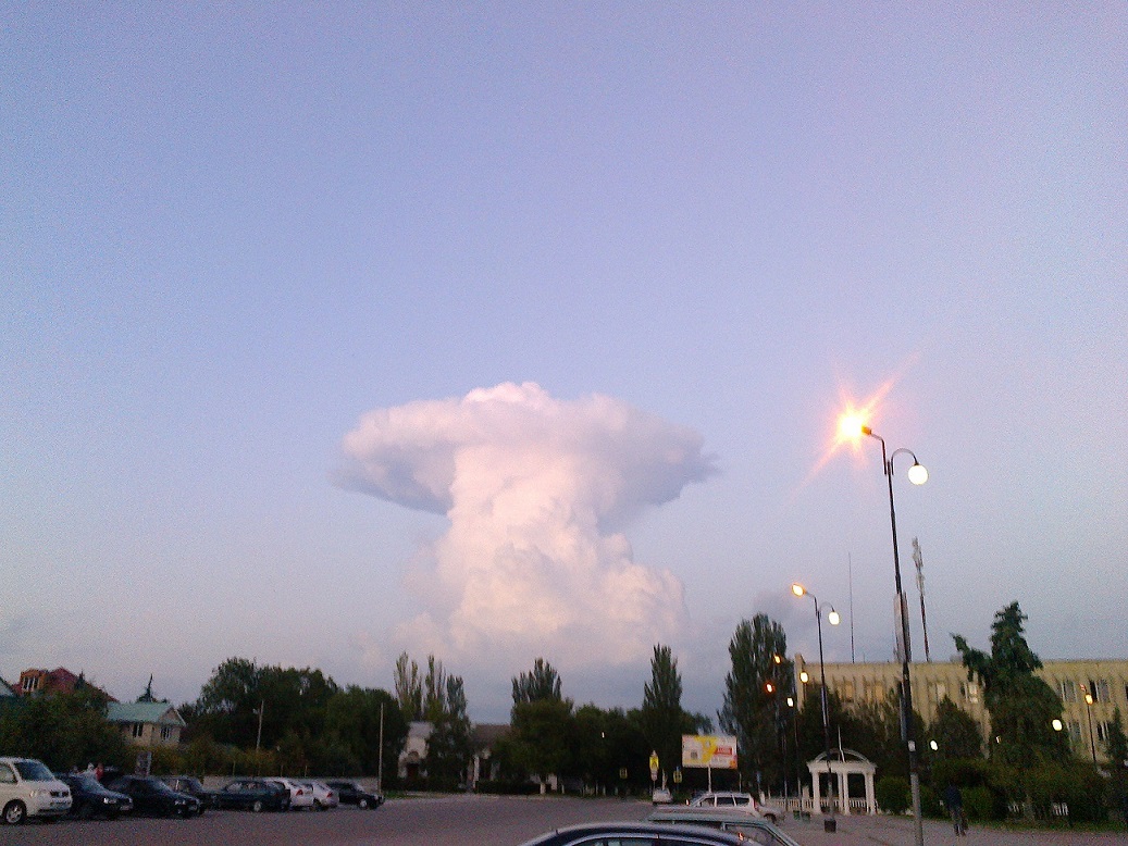 1037x778, 287 Kb / Крым, Саки, 2е июня, гриб, облако