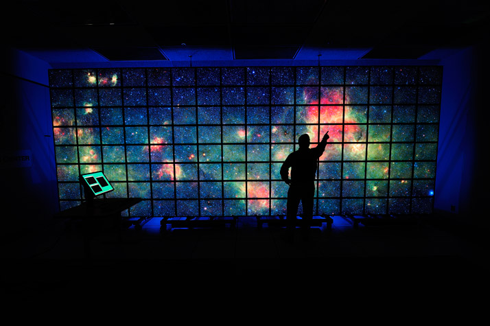 714x475, 98 Kb / монитор, стена, силуэт, космос, галактика