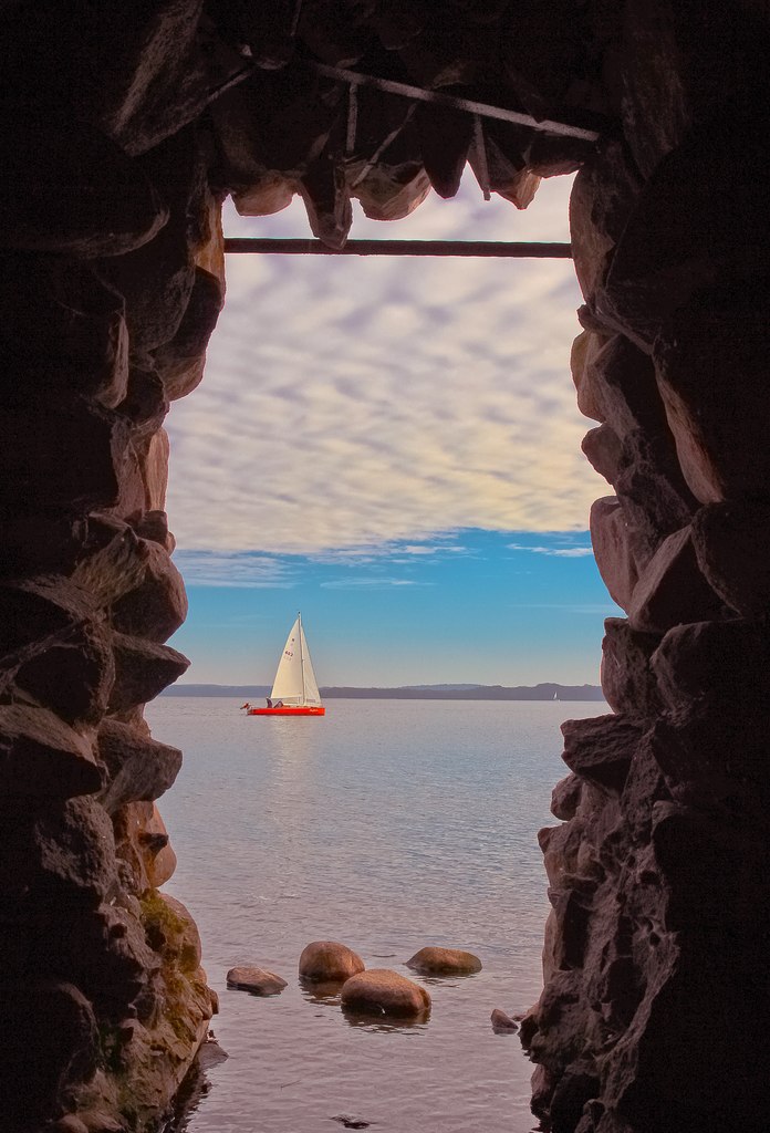 696x1024, 132 Kb / грот, вода, камни, парус