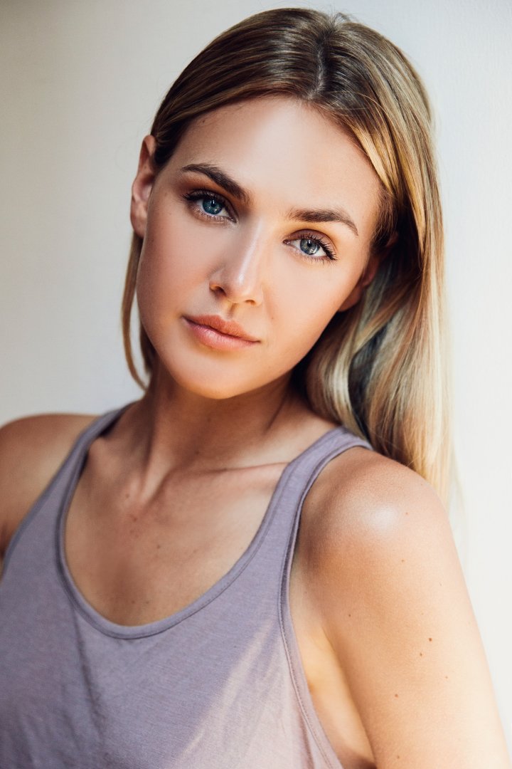 720x1080, 102 Kb / блондинка, майка, взгляд, красавица