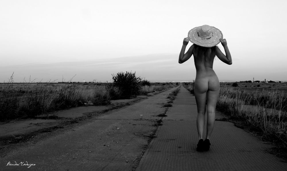 1000x596, 77 Kb / шляпа, ч/б, дорога, голая