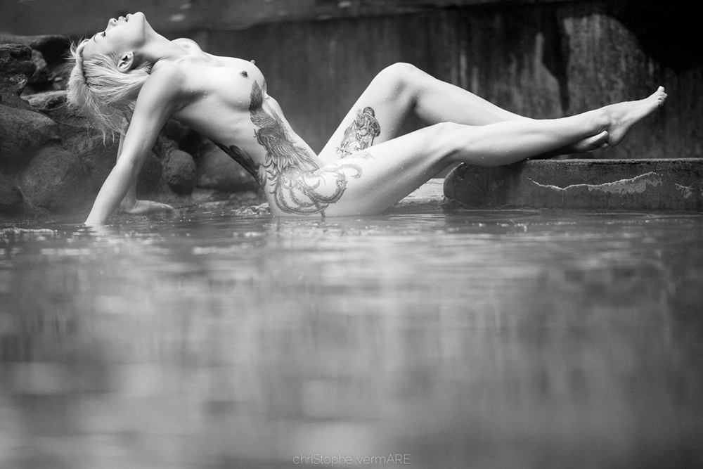 1000x667, 198 Kb / тату, ч/б, голая, вода, ноги