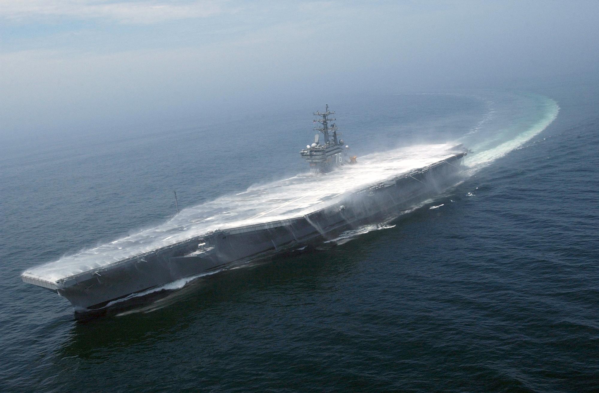 2000x1312, 282 Kb / Авианосец, система, пожаротушения