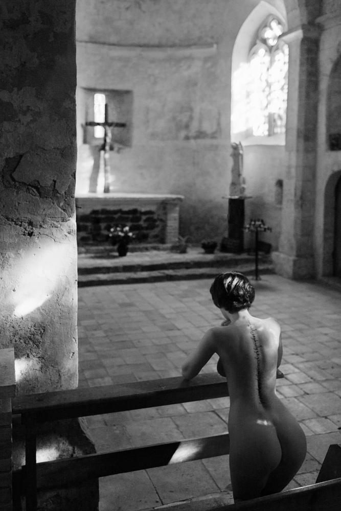 667x1000, 210 Kb / церковь, крест, тату, сзади, голая, ч/б