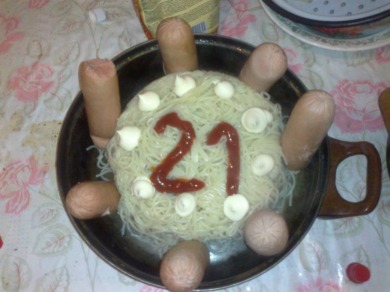 1280x960, 137 Kb / Торт, студент, 21, сосиски, лапша, майонез, кетчуп, общага