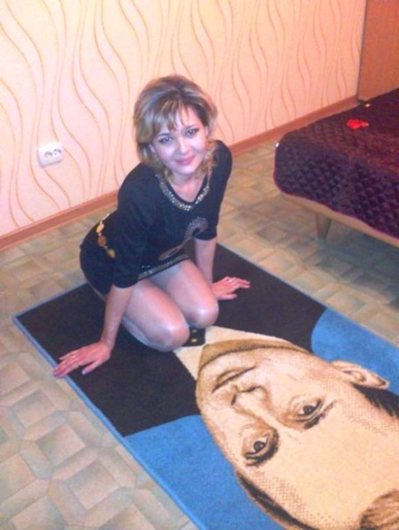 580x771, 65 Kb / женщина, коврик, путин, политота