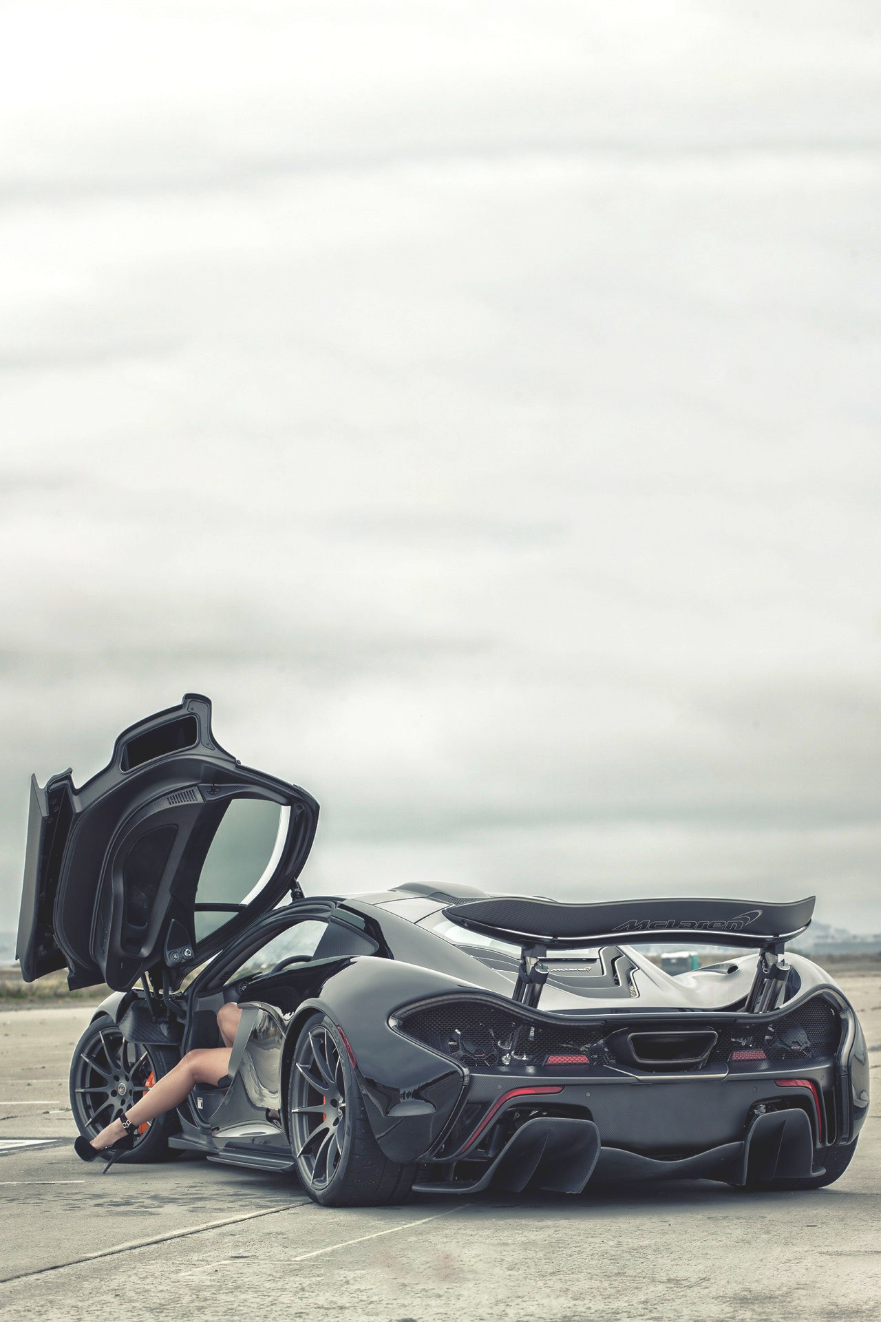 1280x1920, 283 Kb / mclaren p1, макларен, нога, двери, крылья бабочки