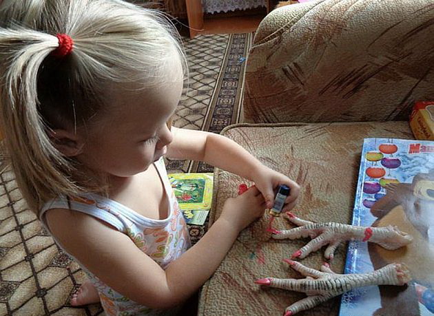 630x459, 106 Kb / лак, лапы, курица, девочка