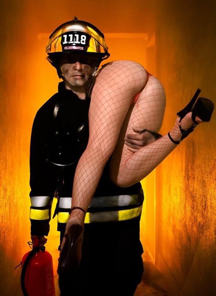 700x959, 76 Kb / пожарный, ноги, попа