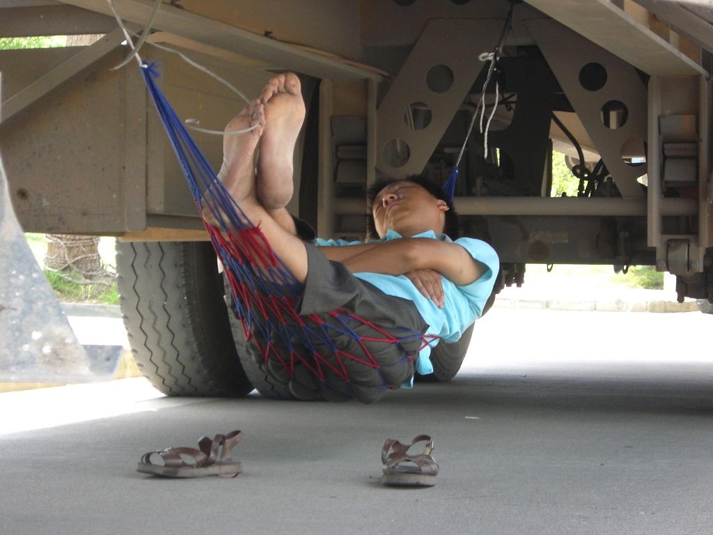 1024x768, 144 Kb / Грузовик, гамак, сандали