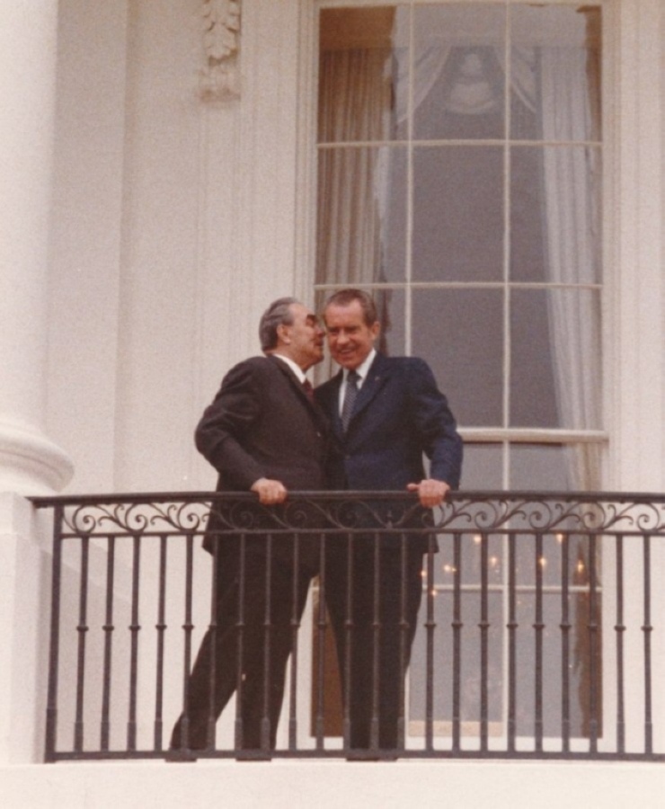 740x900, 172 Kb / брежнев, никсон, балкон