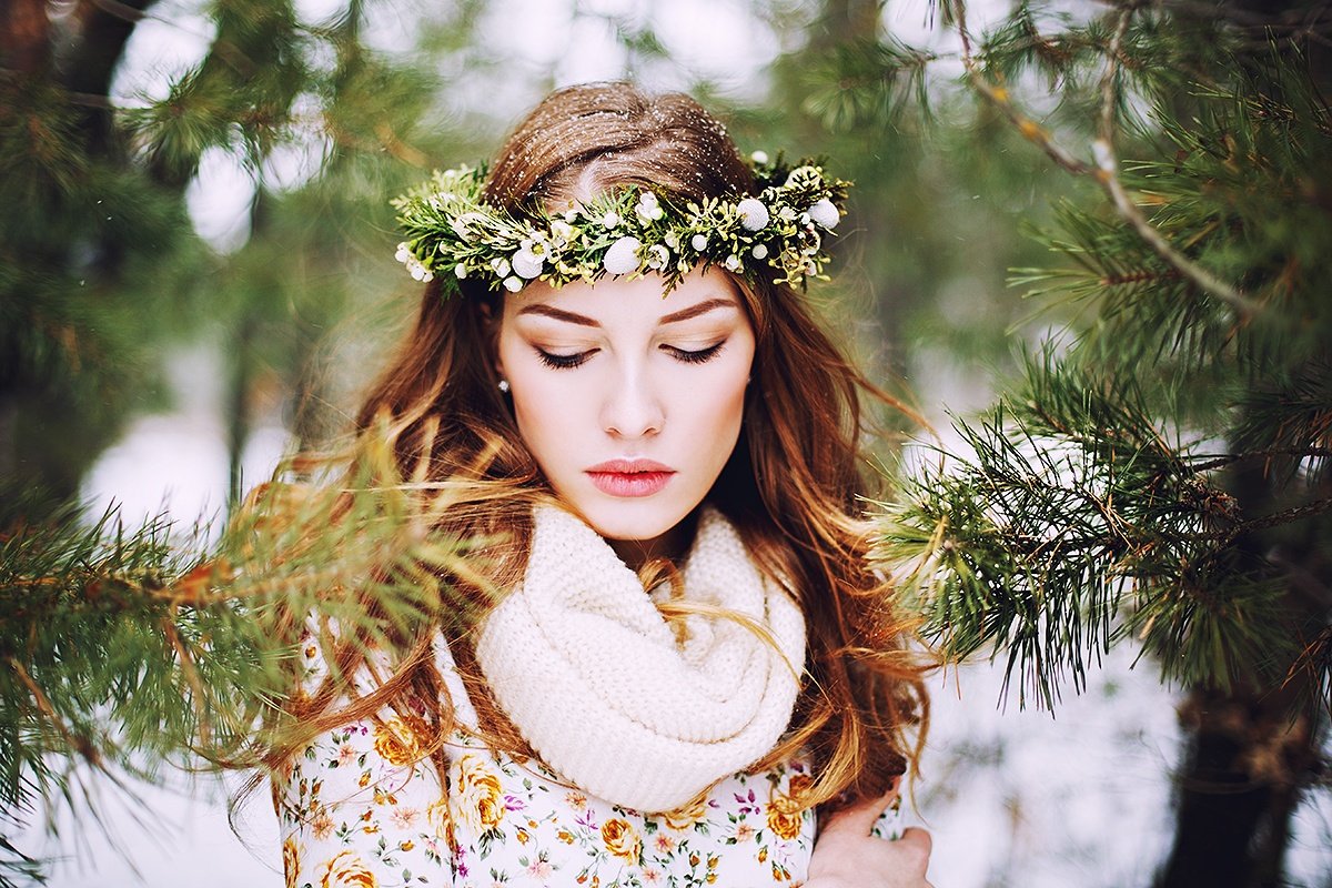 1200x800, 275 Kb / девушка, шатенка, венок, хвоя, ель, зима, снег, шарф