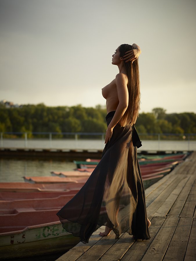 675x900, 69 Kb / мостик, лодки, река, сиськи, шатенки