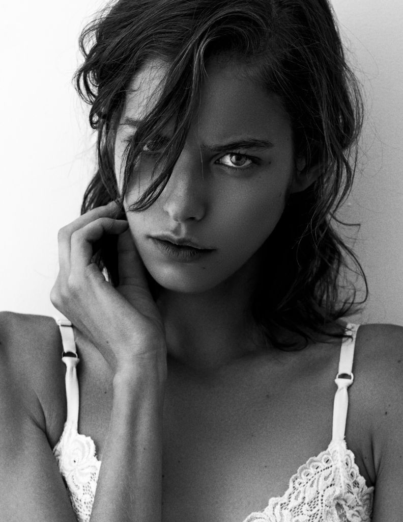 792x1024, 110 Kb / ч/б, девушка, бретельки, лифчик, взгляд