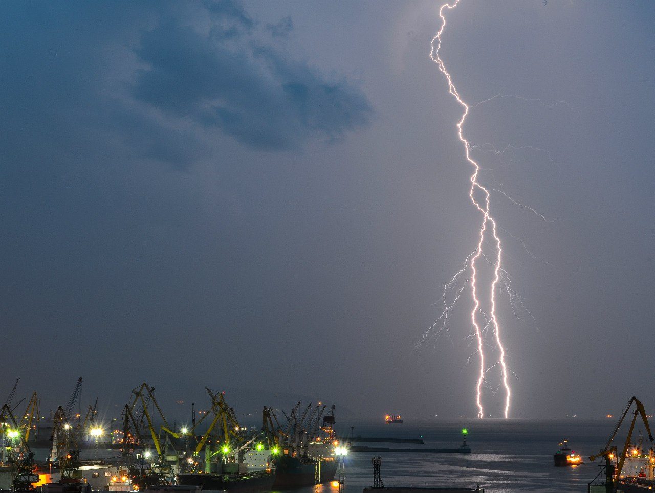 1280x964, 145 Kb / вечер, порт, огни, молния, маяк