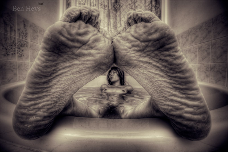 800x533, 90 Kb / сморщенные, ноги, ванна, ч/б