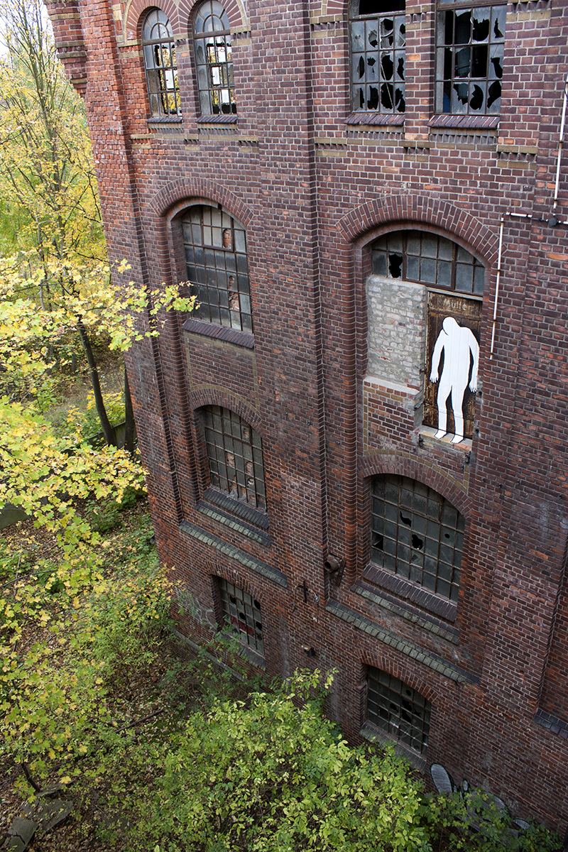 800x1200, 345 Kb / лейпциг, стена, кирпич, окно, здание, заброшенное, самоубийца