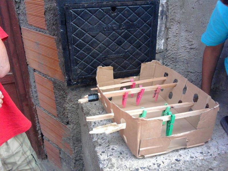 800x600, 179 Kb / Футбол, игра, коробка, прищепки, палки