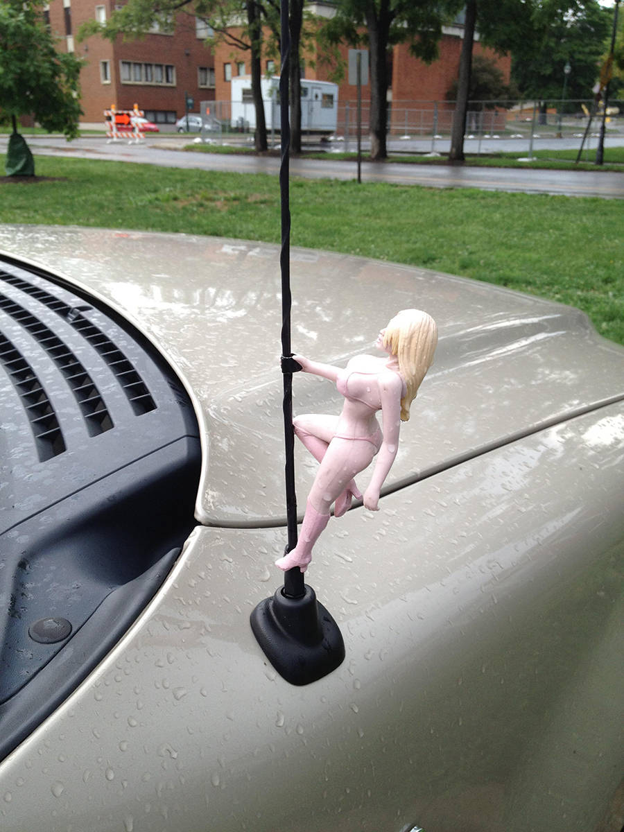 900x1200, 138 Kb / Антенна, машина, шест, кукла, стриптизёрша