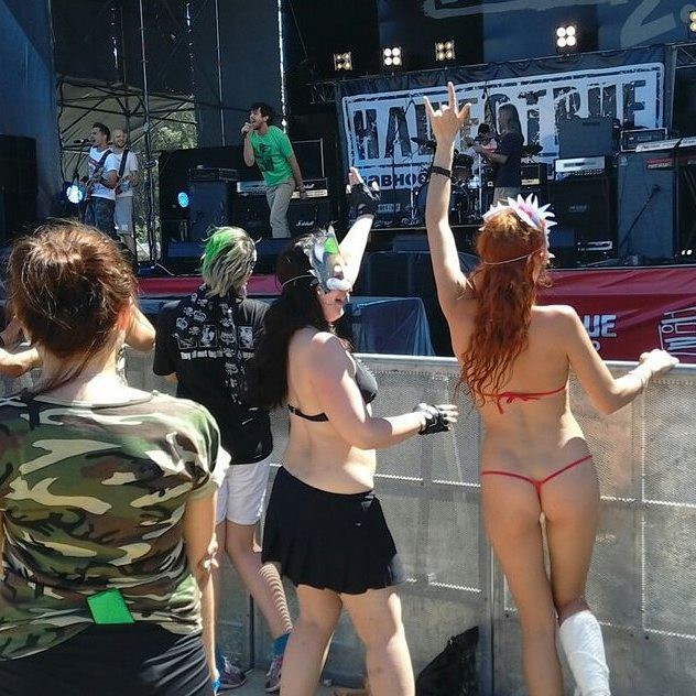 632x632, 115 Kb / нашествие, зрители, стринги, бикини, сапоги, гипс