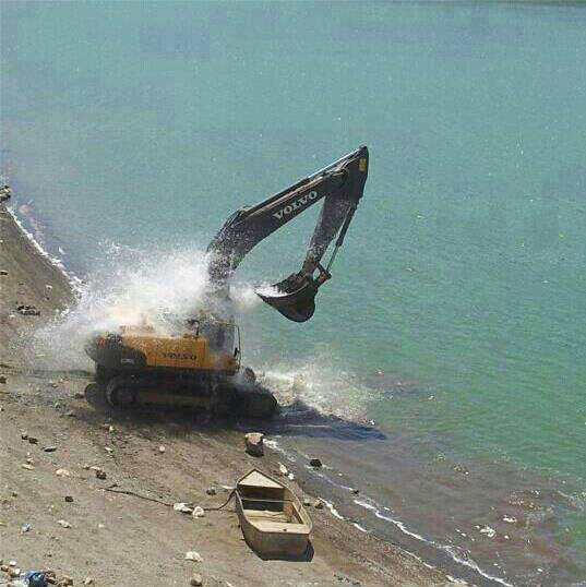 537x538, 52 Kb / Экскаватор, купается, река, берег, лодка