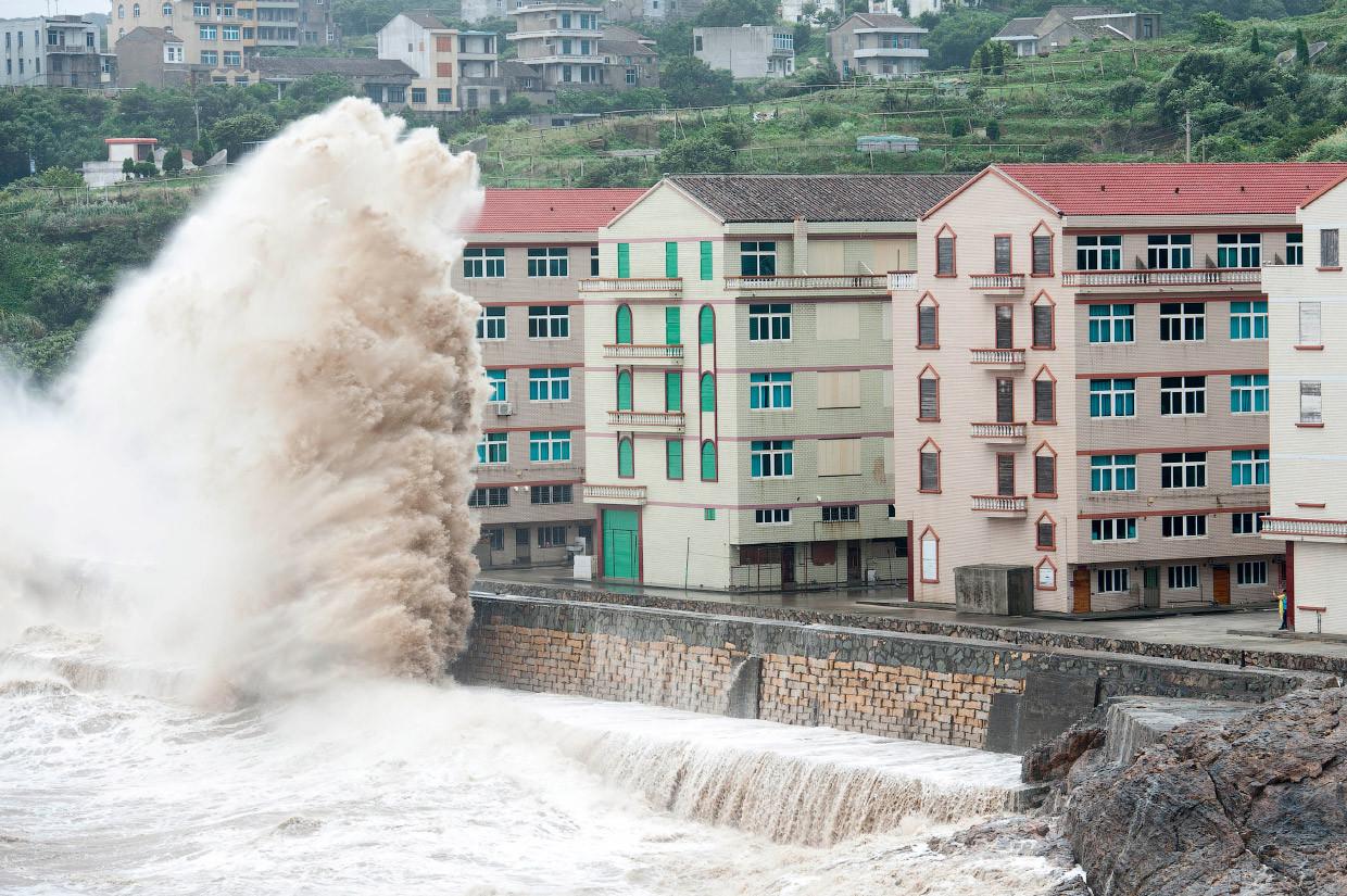 1240x825, 203 Kb / Тайфун, Чан-хом, Китай, волна, дома, набережная